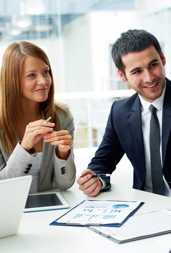 Profissional dando consultoria jurídica para planejamento sucessório